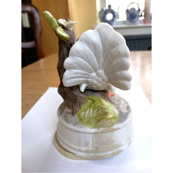 VTG  ROYAL CROWN PORCELAIN WHITE DOVE BIRD SITS ON BRANCH MUSICAL 6” - Picture 5 of 7